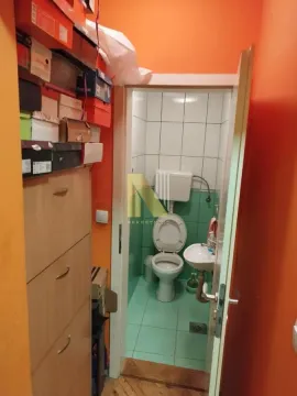 Pogled iz hodnika na manje kupatilo. - image 18