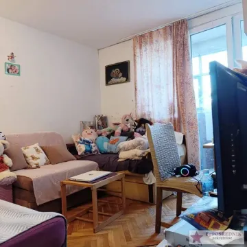 Nameštena dnevna soba sa garniturom i prozorom. - image 4