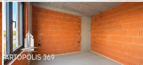 Nepotpun prostor u izgradnji sa ciglenim zidovima i prozorom. - image 4