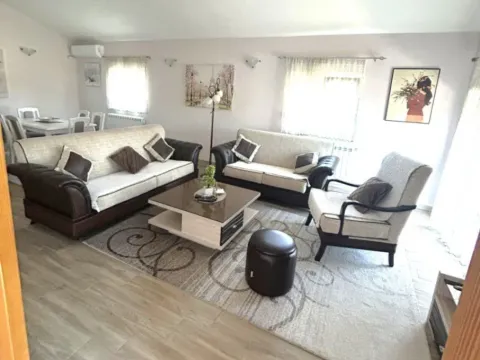 Izdavanje, dvosoban stan, 84m², Zagorič, Podgorica