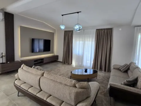 Izdavanje, trosoban stan, 180m², Tološi, Podgorica - image 11