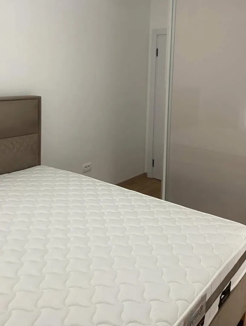Spavaća soba sa bračnim krevetom i ugradnim plakarom.