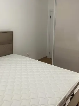 Spavaća soba sa bračnim krevetom i ugradnim plakarom. - image 4