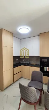 Moderna kuhinja sa drvenim elementima i ugrađenim aparatima. - image 4