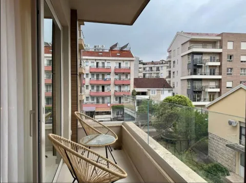 Namješten balkon sa garniturom za sjedenje i pogledom na gradsko naselje. - image 10