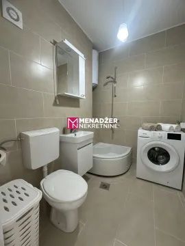Manje kupatilo sa tuš kabinom, umivaonikom, WC šoljom i veš mašinom. - image 6