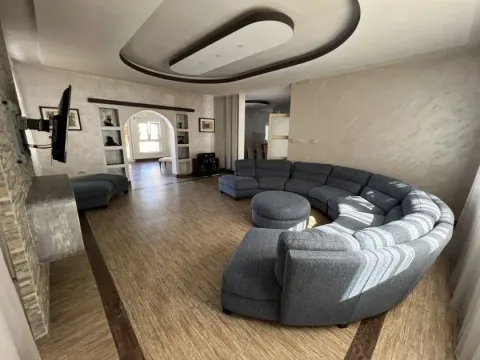 Izdavanje, kuća, 330m², Golubovci, Podgorica - image 7