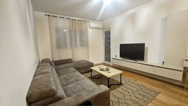 Izdavanje, jednosoban stan, 49m², Central Point, Podgorica