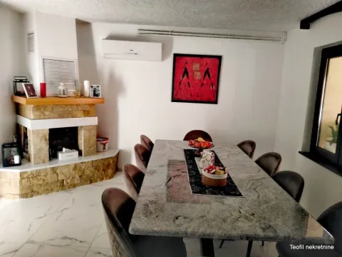 Trpezarija sa velikim stolom i kaminom u uglu. - image 13