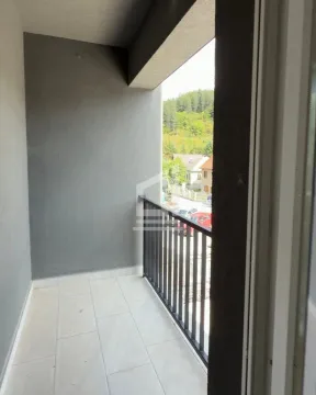 Natkriveni balkon sa pločicama i pogledom na okolinu. - image 7