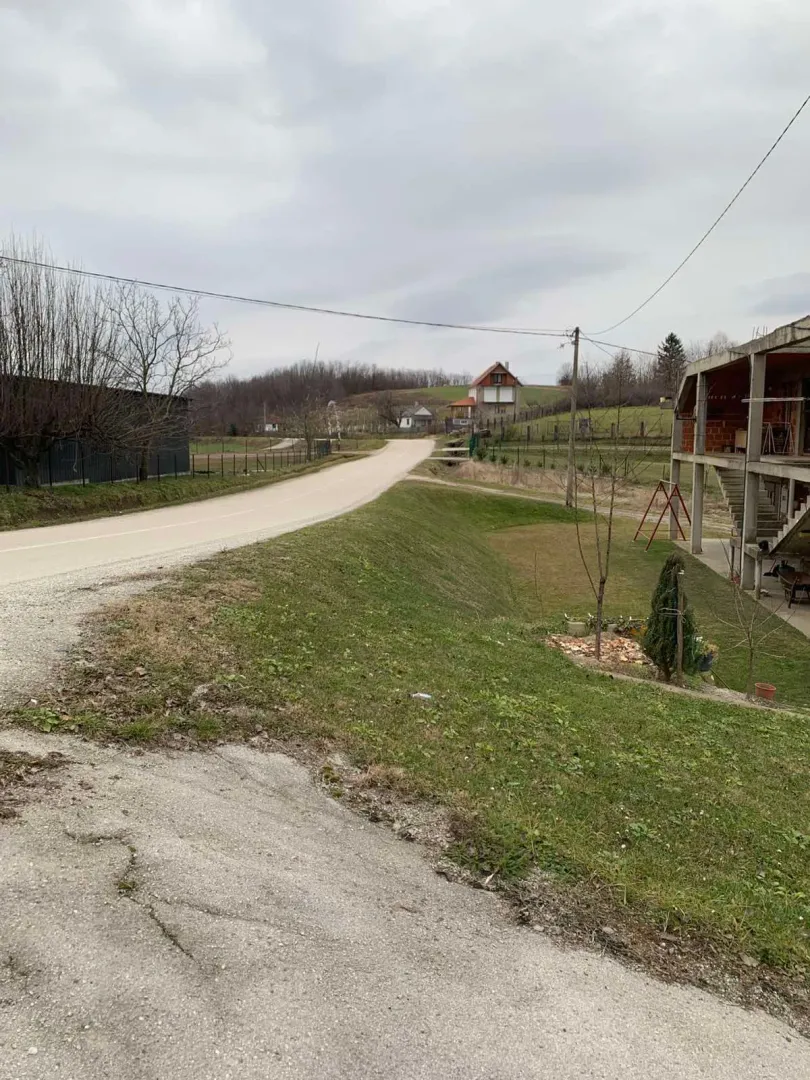 Pogled na okolinu i seoski put ispred kuće.