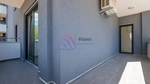 Prostrana nenamještena terasa sa sivim pločicama i spoljnom jedinicom klima uređaja. - image 17