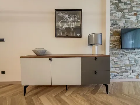 Komoda sa ukrasima, lampom i umjetničkom slikom na zidu u dnevnoj sobi. - image 17