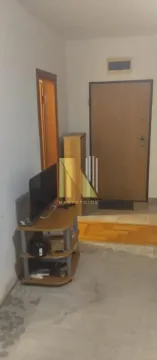Pogled na dnevnu sobu sa TV komodom i ulaznim vratima. - image 3