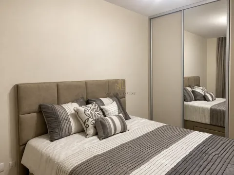 Furnished bedroom with a double bed and a mirrored built-in wardrobe. - image 6