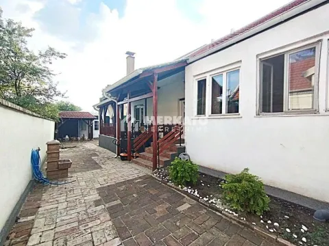 Pogled na dvorište i bočnu stranu kuće sa popločanom stazom. - image 2