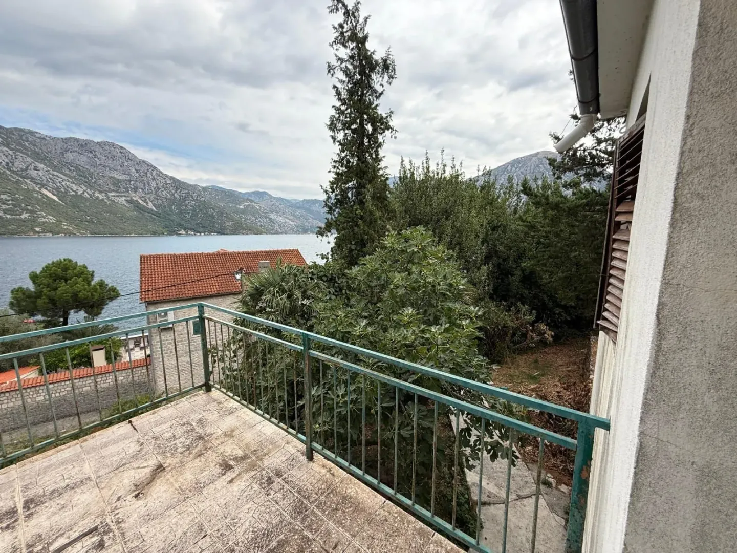 Balkon sa pogledom na more i planine.