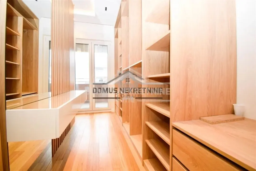 Izdavanje, dvosoban stan, 95m², Central Point, Podgorica