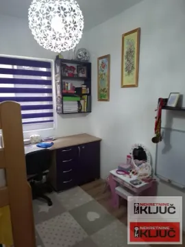 Dečja soba sa radnim stolom i policama. - image 6
