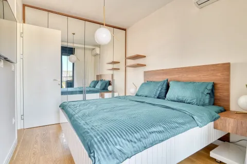 Svijetla spavaća soba sa modernim bračnim krevetom i plavom posteljinom. - image 10
