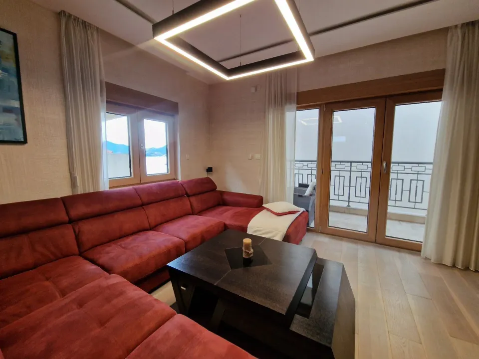 Izdavanje, dvosoban stan, 68m², Pržno, Budva