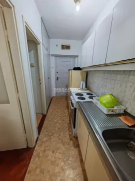 Manja kuhinja sa belim elementima i šporetom. - image 5
