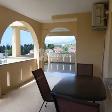 Spacious covered terrace with a dining table and a view of the surroundings. - image 14