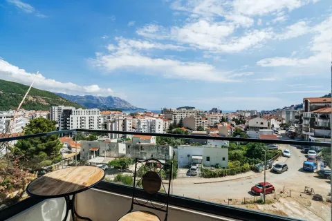 Pogled na grad i more sa terase. - image 12