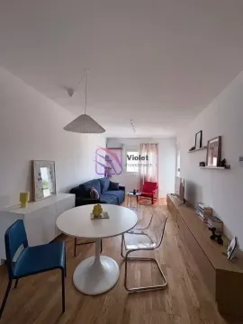Dnevna soba sa trpezarijskim dijelom, garniturom i TV komodom. - image 7