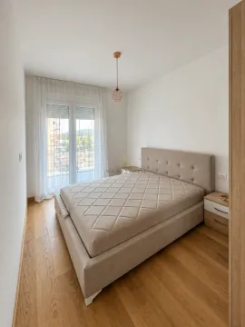 Moderna spavaća soba sa bračnim krevetom, noćnim stočićima i izlazom na terasu. - image 4