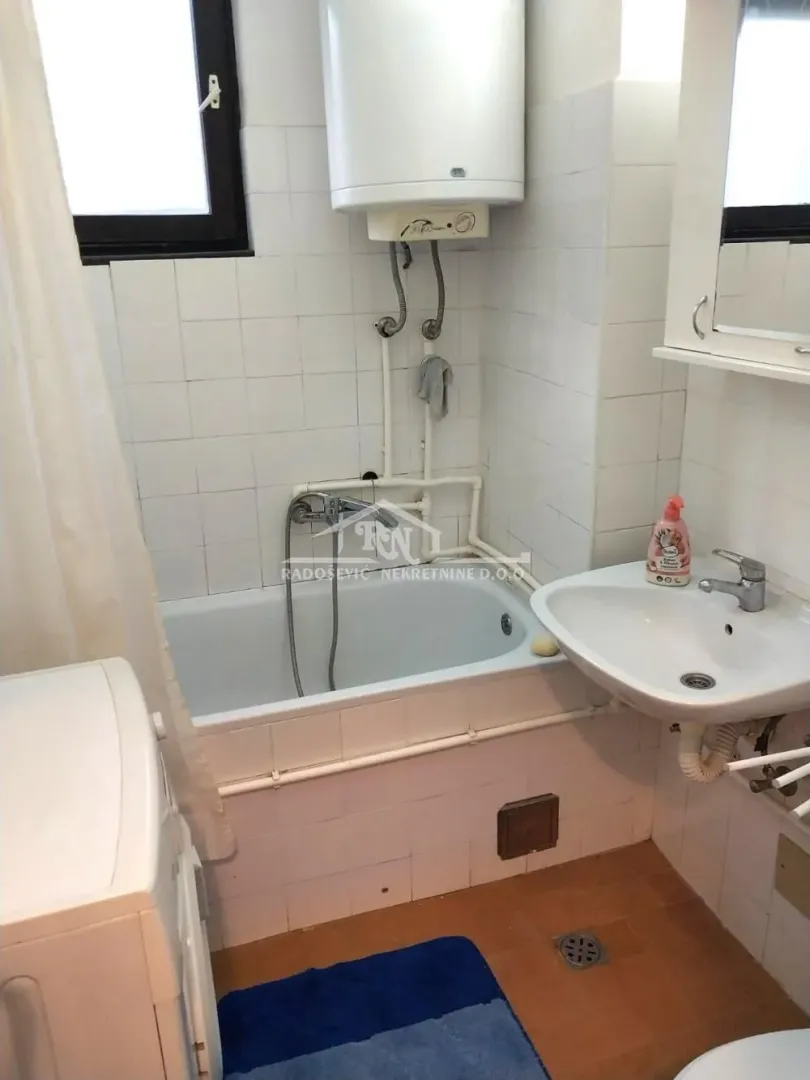 Manje kupatilo sa kadom, umivaonikom i bojlerom.
