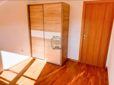 Manja soba sa ugradnim ormarom i drvenim podom. - image 4