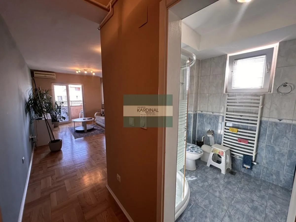 Izdavanje, dvosoban stan, 71m², Centar, Kragujevac