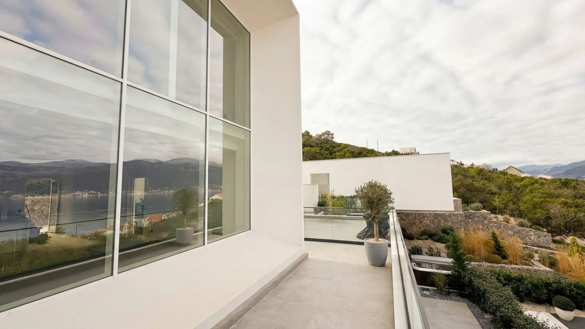 Prodaja, dvosoban stan, 150m², Krašići, Tivat
