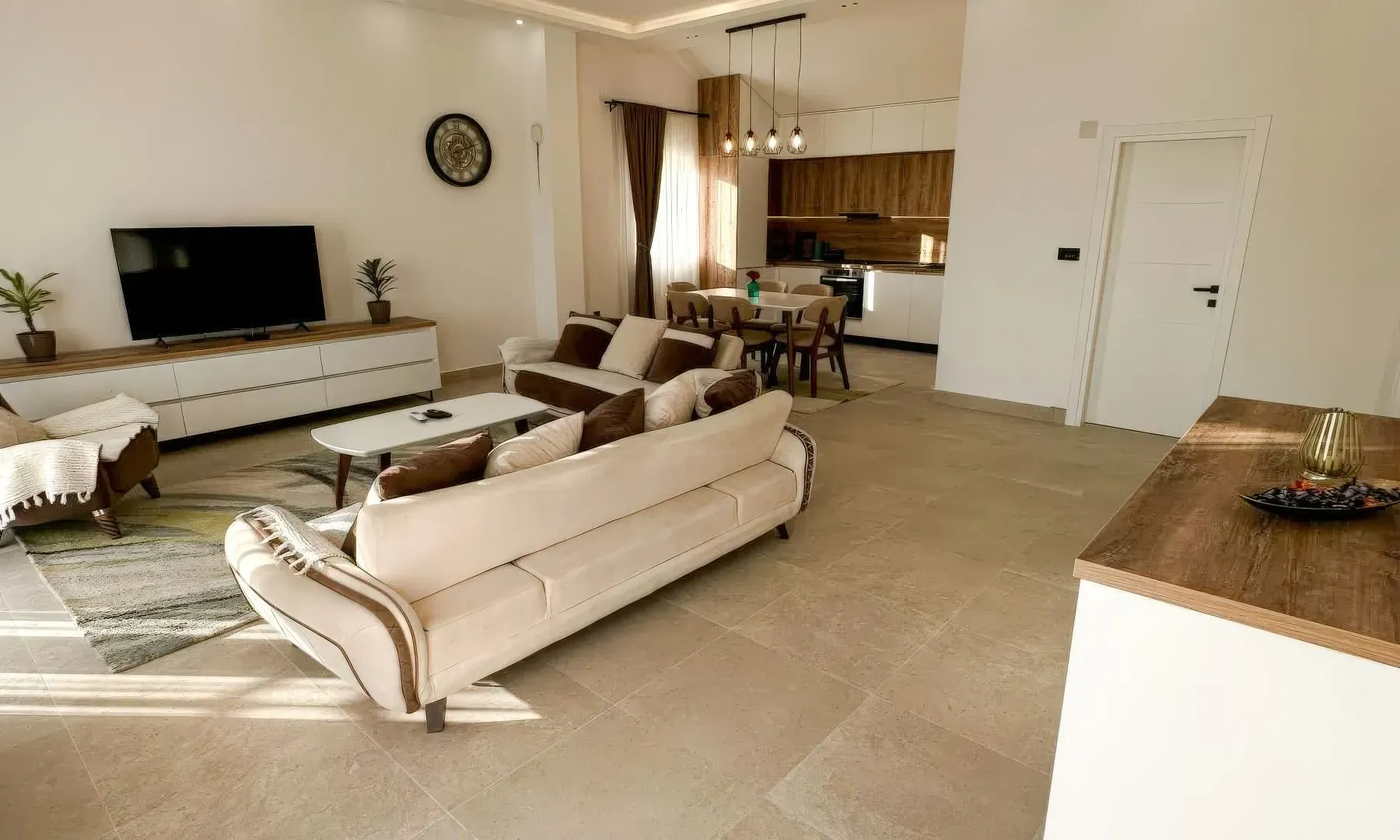 Izdavanje, dvosoban stan, 102m², Seljanovo, Tivat