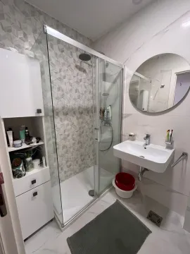 Moderne kupatilo sa tuš kabinom, umivaonikom i ogledalom. - image 4