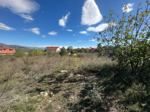 Zarasli plac sa pogledom na okolne kuće i prirodu. - image 7