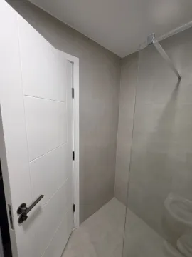 Moderne kupatilo sa tuš kabinom i bijelim vratima. - image 6