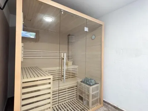 Izdavanje, kuća, 330m², Tivat, Crna Gora - image 9