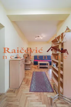 Dnevni boravak sa garniturom i drvenim nameštajem. - image 3