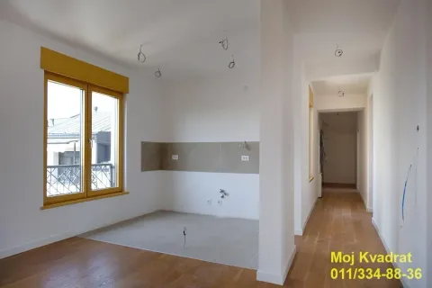 Prazan prostor sa instalacijama za kuhinju i pogledom kroz prozor. - image 3