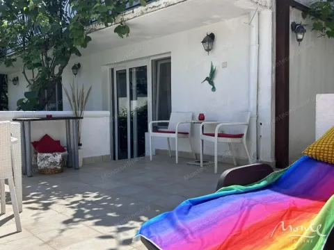 Natkrivena terasa sa garniturom za sjedenje i ležaljkom ispred kuće. - image 32
