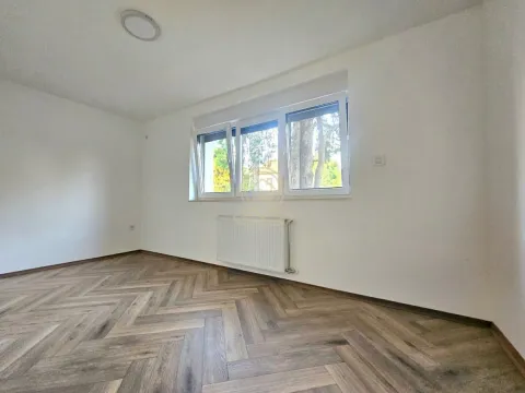 Prazna prostorija sa belim zidovima, parketom u riblju kost i prozorom. - image 9