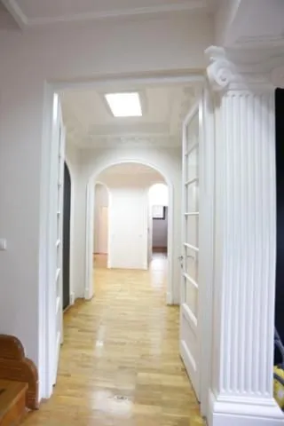 Izdavanje, kuća, 550m², Autokomanda, Voždovac Sve Podlokacije