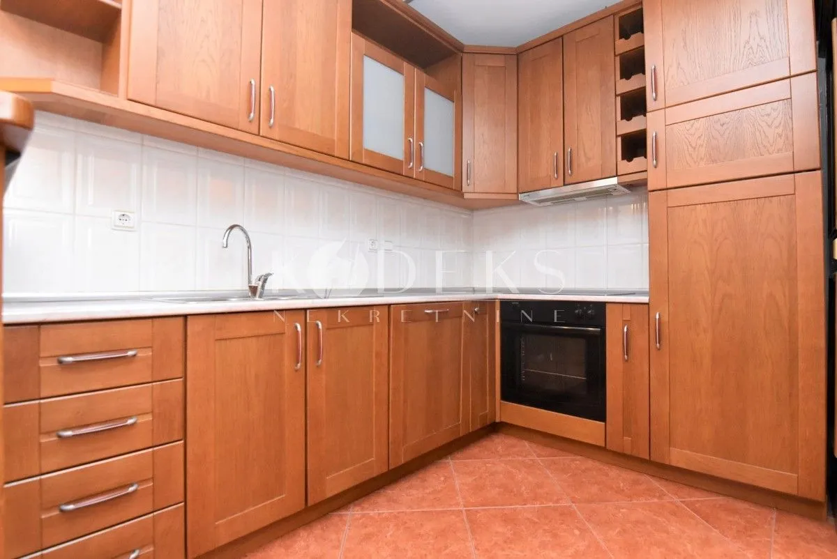 Izdavanje, dvosoban stan, 75m², Stara Varoš, Podgorica