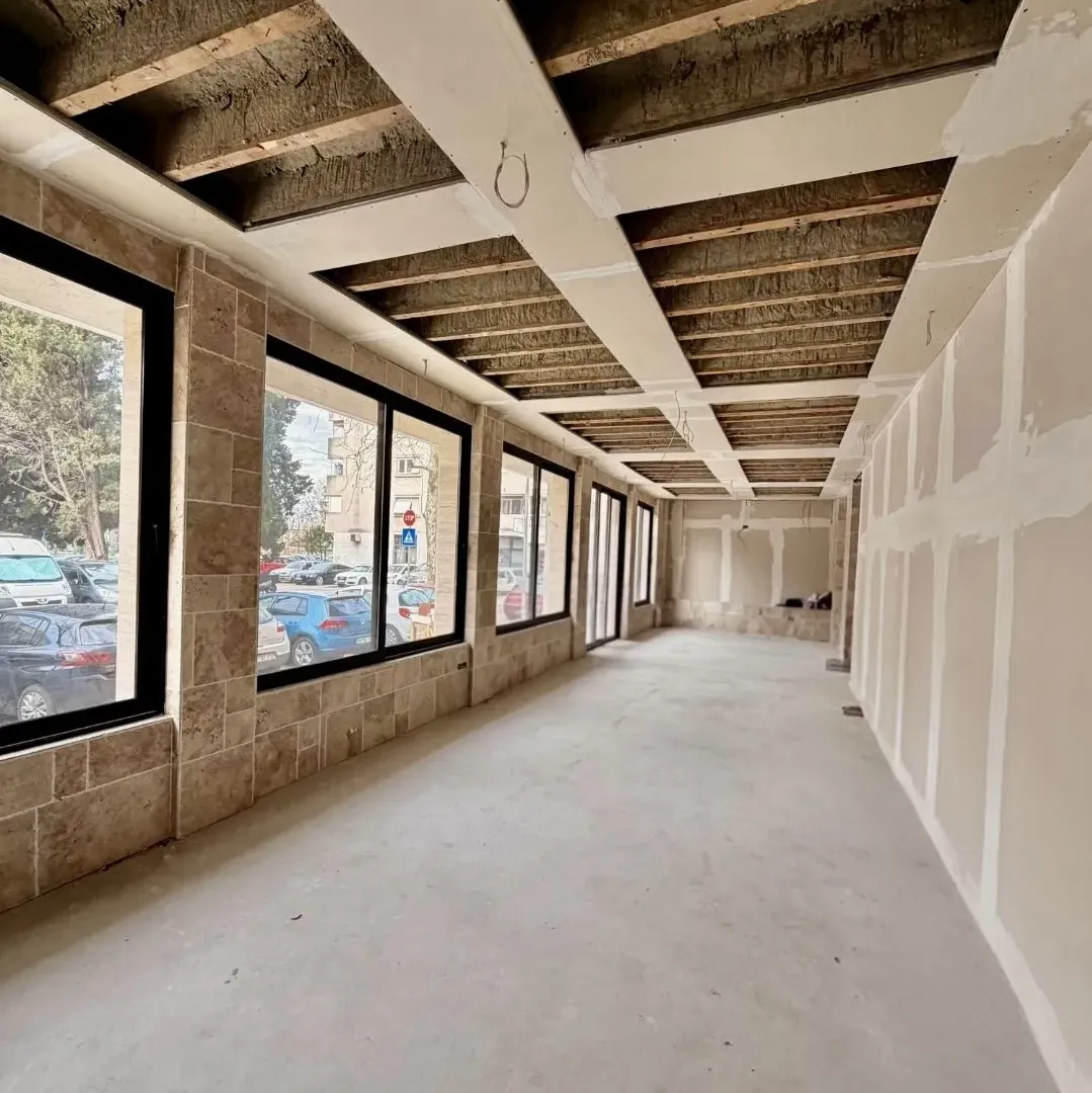 Izdavanje, poslovni prostor, 140m², Centar, Bar