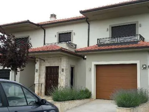 Izdavanje, kuća, 250m², Tološi, Podgorica - image 2