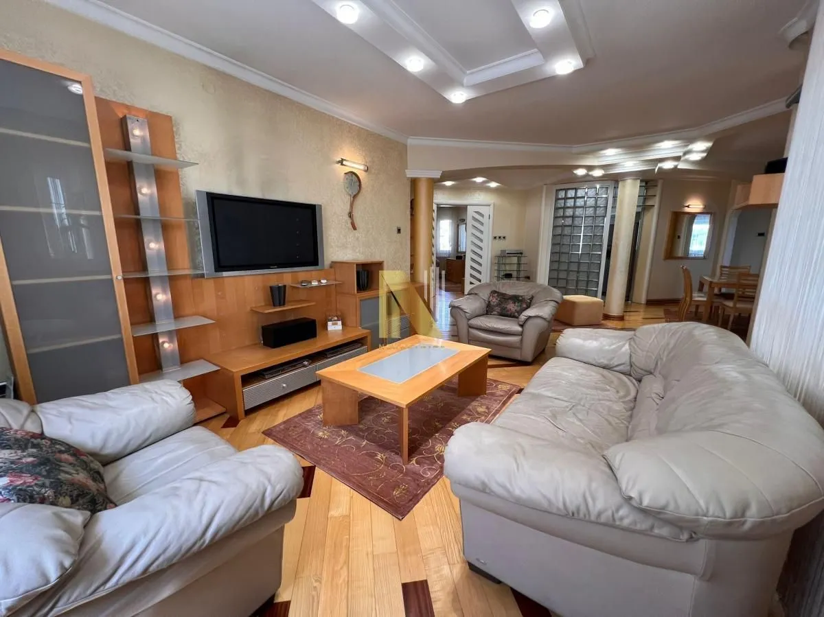 Izdavanje, četvorosoban stan, 148m², Stari grad, Novi Sad