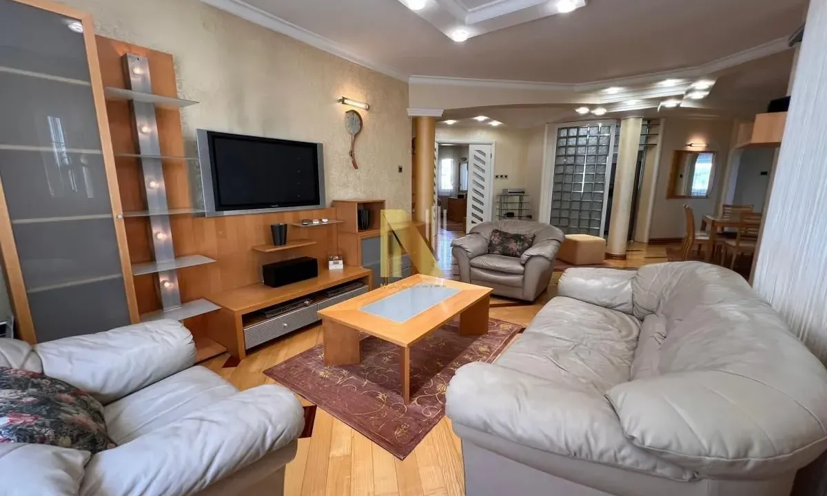 Izdavanje, četvorosoban stan, 148m², Stari grad, Novi Sad