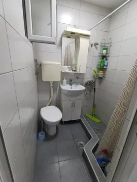 Manje kupatilo sa tuš kabinom i osnovnim sanitarijama. - image 6